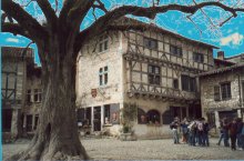 Place du tilleul à Pérouges chambres d'hotes du chateau de Marmont en Dombes, acces direct au golf de Bresse (Ain)