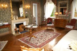 chambre d'honneur du chateau de Marmont chambres d'hotes du chateau de Marmont en Dombes, acces direct au golf de Bresse (Ain)