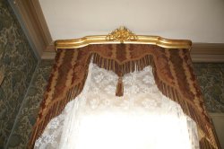 rideau de la chambre d'honneur chambres d'hotes du chateau de Marmont en Dombes, acces direct au golf de Bresse (Ain)