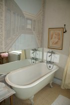 antique baignoire de la chambre d'honneur chambres d'hotes du chateau de Marmont en Dombes, acces direct au golf de Bresse (Ain)