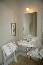 antique salle de bains de la chambre d'honneur chambres d'hotes du chateau de Marmont en Dombes, acces direct au golf de Bresse (Ain)