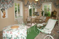petit déjeuner estival au chateau de Marmont chambres d'hotes du chateau de Marmont en Dombes, acces direct au golf de Bresse (Ain)