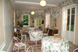 salle petit-déjeuner estival du chateau de Marmont chambres d'hotes du chateau de Marmont en Dombes, acces direct au golf de Bresse (Ain)