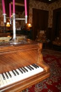 piano à queue du chateau de Marmont chambres d'hotes du chateau de Marmont en Dombes, acces direct au golf de Bresse (Ain)
