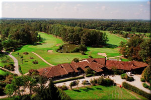 le gof de Bresse sur notre propriété offre un accès direct chambres d'hotes du chateau de Marmont en Dombes, acces direct au golf de Bresse (Ain)